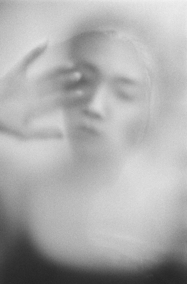 "Di nebbia s'avvolge
il cuore
colmo e sospeso,
per non udire
i suoi battiti."

Antonia Pozzi

#ilCuoreParla
#VentagliDiParole

©️Donata Wenders