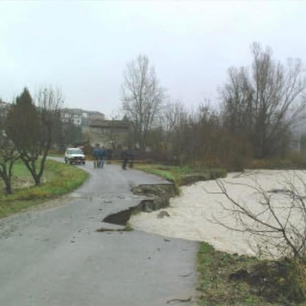 PCProvAL's tweet photo. Oggi ricordiamo l'#alluvione del 25-26 Novembre 2002.
Le zone interessate furono quelle del #Casalese, #ValBorbera, #ValCurone e #ValleGrue, causando frane, smottamenti e il crollo parziale del ponte sullo Scrivia sulla Sp140 Arquata - Vignole https://t.co/YFdKfx42JW