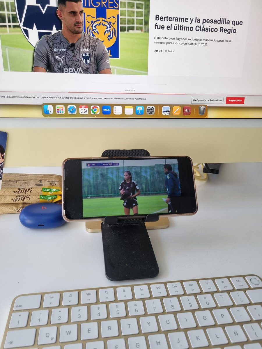 Christian__VC's tweet photo. Apoyando a @Miseleccionfem desde la oficina xq el megabloqueo se canceló y no hubo pretexto para faltar 🫠

Y pidiendo a todos los dioses que Claudinha no haga gol hoy 

@Tamedamus @Sarela8 @ramon_aranza #EllasenTUDN https://t.co/ORgLgwBWji