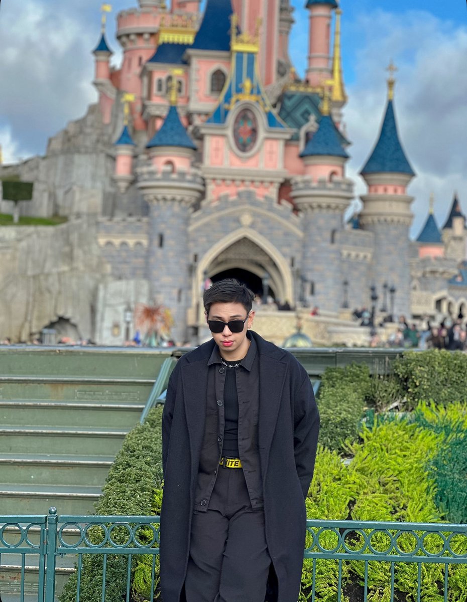 NotTino6's tweet photo. Celebrating my 30th birthday in the happiest place on Earth! 🐭✨ https://t.co/F89QUzEUKw