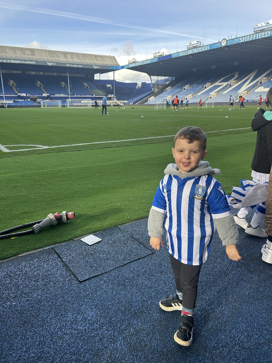 10 years ago this week, I took my grandad here for one of the last times and we beat Arsenal 3-0. Today, Teddy’s first time, his first shirt and a Yorkshire fishcake, chips and peas like me and his great-grandad used to! 🦉🔵⚪️🥺 #WAWAW

Thank you to the good folk at <a href="/swfc/">Sheffield Wednesday</a> 👏🏽