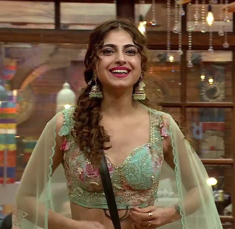 BiggbossKaTadka's tweet photo. Whom do you support?

Like for #MridulTiwari 
RT for #FarhanaBhatt

#BiggBoss19 #BB19 #BiggBoss 

Like.                           RT. https://t.co/FrlL4mOrxs