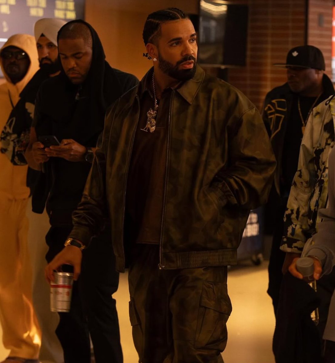 Drake again holds the most chart spots among ALL rappers &amp; male artists on the Billboard 200 this week (8) 🏆 

ALL Drake albums rise on this weeks chart 📈

#20 (+6) - Take Care
#28 (+3) - Some Sexy Songs 4 U
#47 (+10) - Views 
#53 (+7) - For All The Dogs
#62 (+13) - Certified