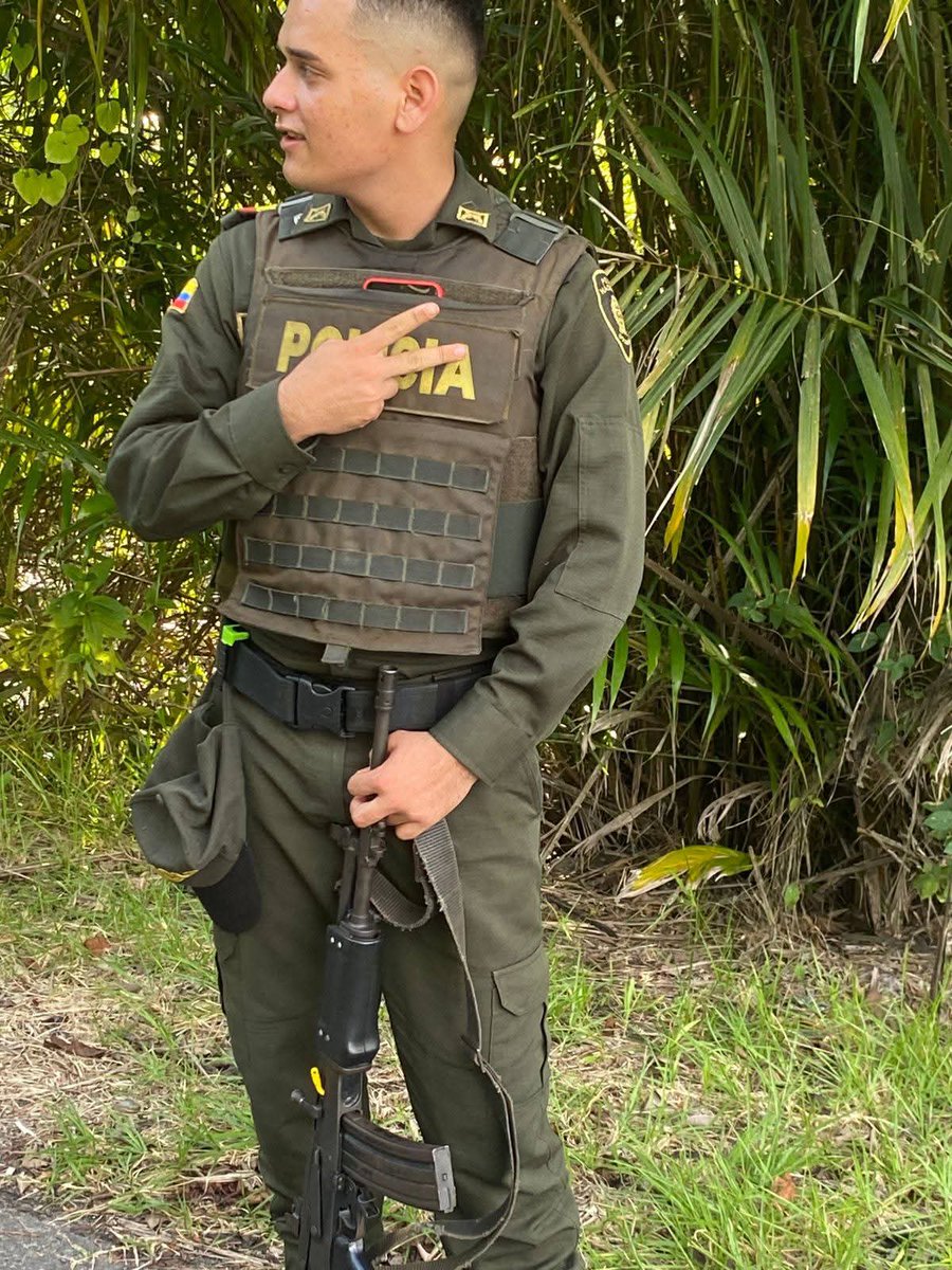 Vel1juanito's tweet photo. Cómo ven a este papasito policía? 
#Policiales #pajamañanera https://t.co/Tk8gNEcSE0