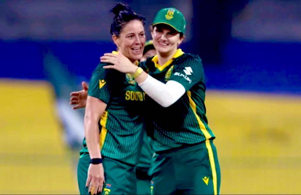 weirdodan's tweet image. The South Africans are through to the finals 🔥

#WorldCup2025 #Kapp #SAvsENG #SAwVsENGw #Laura #LauraWolvaardt