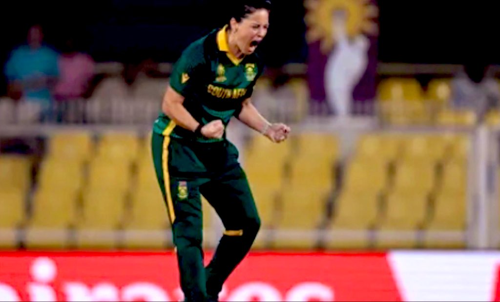 weirdodan's tweet image. The South Africans are through to the finals 🔥

#WorldCup2025 #Kapp #SAvsENG #SAwVsENGw #Laura #LauraWolvaardt