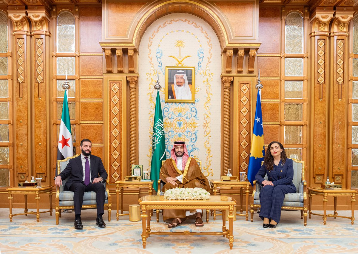 لقاء يجمع ولي العهد والرئيس السوري ورئيسة كوسوفا في الرياض.

-