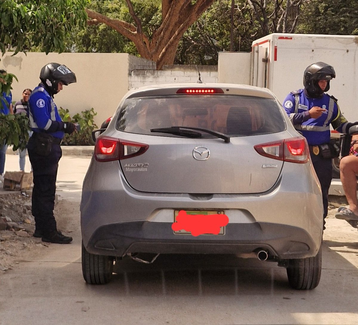 hjcoronel's tweet photo. Todos los fines de año aumentan atracos, asesinatos y persecución de agentes de tránsito en Santa Marta. Los asesinos van en moto y ellos quitan plata y multan x pico y placa en zona residencial o parqueo a quien va en auto. Por qué no persiguen a los bandidos? @PoliciaColombia https://t.co/MKcntW8nHj