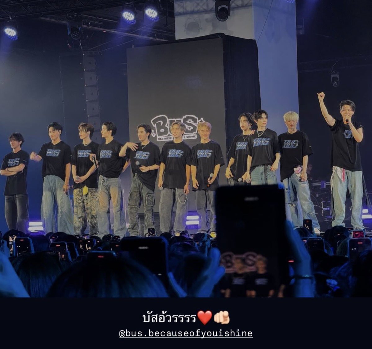 mamiphuphuu's tweet photo. นี่คือภาพครั้งแรกของเราที่ได้เห็น #BUS ด้วยตาเนื้อ ทั้งดีใจ ตื่นเต้น ร้องเพลงไปน้ำตาไหลไป ได้ฟังสดครั้งแรก เด็กๆน่ารักกันมากทำให้เรามีกำลังใจทำงานต่อไปได้อีกหลายวัน!❤️เราไม่เสียใจเลยสักวันนะที่ได้มาเป็น #บีอัส ของบัสอ้วรรร🥰
@AIS_Thailand #HappyBUSDAY2025xAIS5G #AIS5G #AIS5GxBUS https://t.co/CNIGYgEN11