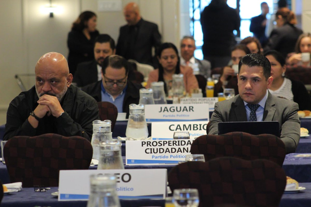 El Pleno de Magistrados del #TSEGuatemala sostuvo la décima reunión mensual con representantes de partidos políticos, donde se presentaron los avances en la asesoría y acompañamiento técnico especializado para el fortalecimiento de la Dirección General de Informática. 

Además,