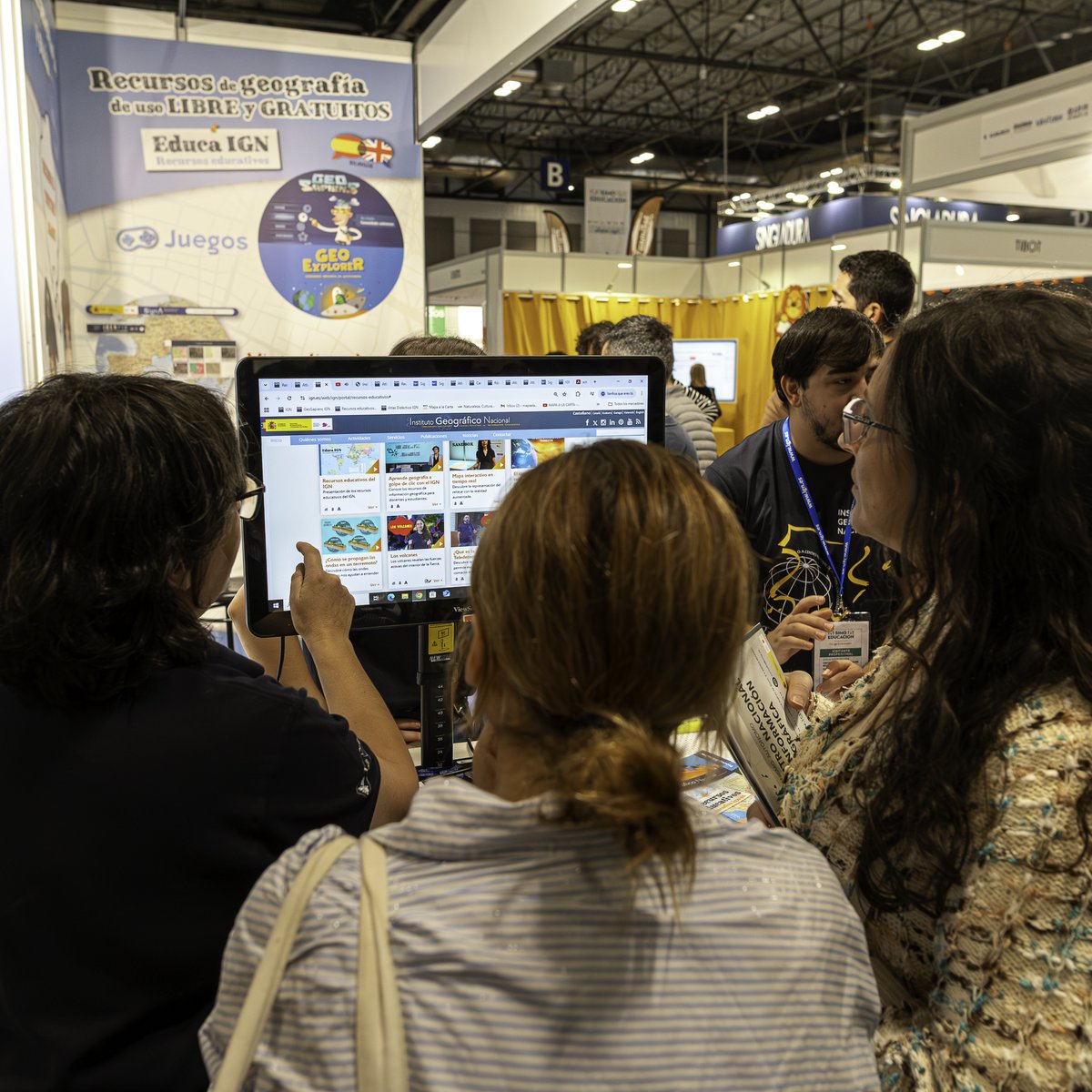 IGNSpain's tweet photo. 🎓 ¡Estamos en #SIMOEducación!

Ven a conocer los recursos educativos #EducaIGN y mucho más.    

Acércate a nuestro stand 5A15 en  @IFEMA  hasta el 30 de octubre

 ¡Te esperamos!😀

#ignspain #cnig @transportesgob  @educaciongob
#Educación #RecursosEducativos @SIMOEDU_ https://t.co/HC4X85wuFf