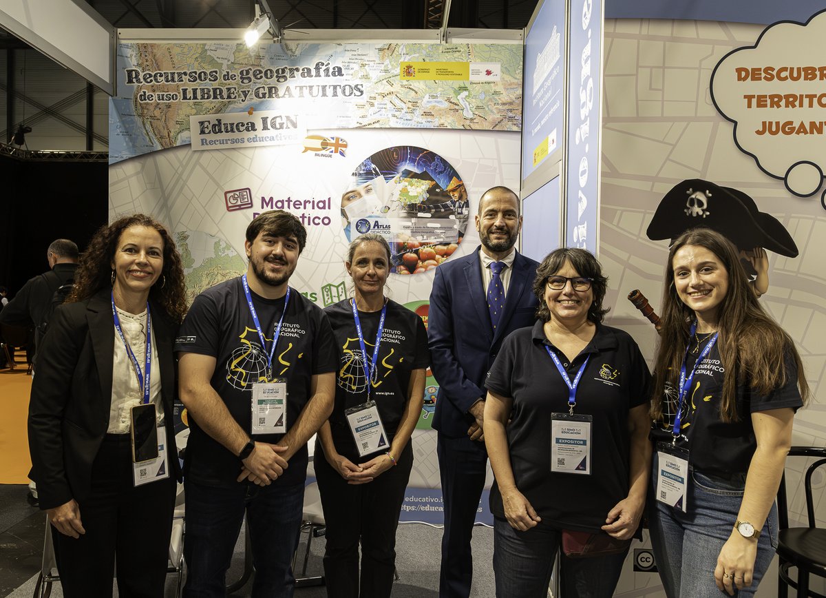 IGNSpain's tweet photo. 🎓 ¡Estamos en #SIMOEducación!

Ven a conocer los recursos educativos #EducaIGN y mucho más.    

Acércate a nuestro stand 5A15 en  @IFEMA  hasta el 30 de octubre

 ¡Te esperamos!😀

#ignspain #cnig @transportesgob  @educaciongob
#Educación #RecursosEducativos @SIMOEDU_ https://t.co/HC4X85wuFf