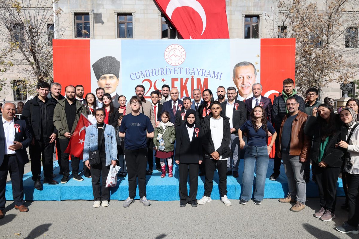 hcyfl04's tweet photo. 🇹🇷 Cumhuriyetimizin 102. yılı coşkuyla kutlandı!
Valiliğimizin himayeleri ve @agrimem  koordinesinde okulumuz tarafından hazırlanan 29 Ekim Cumhuriyet Bayramı il kutlama programı başarıyla gerçekleştirildi.
Katılım sağlayan herkese teşekkür ederiz.
Yaşasın Cumhuriyet! ✨ https://t.co/uNoroRkT4f