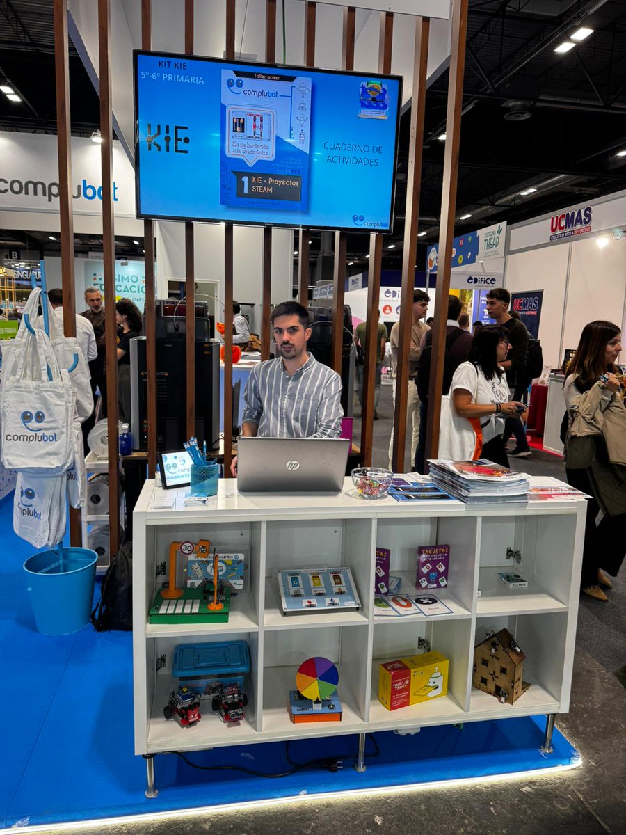 CentrosDigitale's tweet image. #SIMOEDUCACIÓN2025  
Nuestras propuestas Stand 5C04 
@Complubot
🤖Soluciones innovadoras 
✅Desde #Infantil a #Bachillerato
✅Cuadernos actividades
✅Prueba materiales y contenidos 
✅Resuelve dudas técnicas  #PensamientoComputacional #LenguajesProgramación #RobóticaEducativa