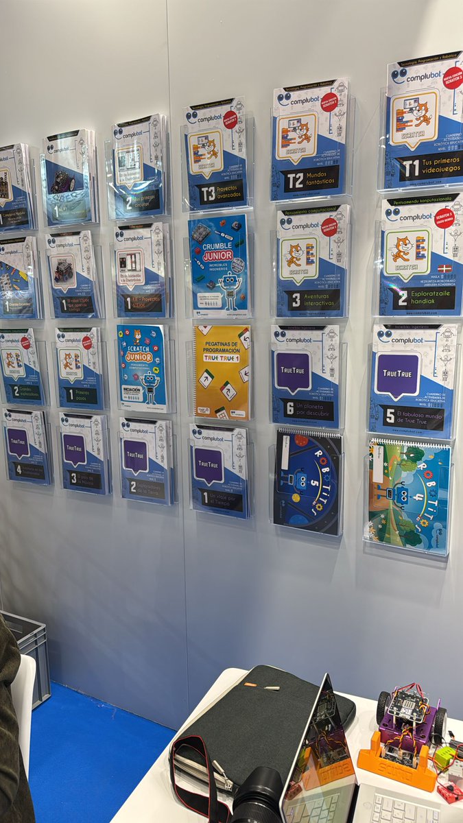 CentrosDigitale's tweet image. #SIMOEDUCACIÓN2025  
Nuestras propuestas Stand 5C04 
@Complubot
🤖Soluciones innovadoras 
✅Desde #Infantil a #Bachillerato
✅Cuadernos actividades
✅Prueba materiales y contenidos 
✅Resuelve dudas técnicas  #PensamientoComputacional #LenguajesProgramación #RobóticaEducativa