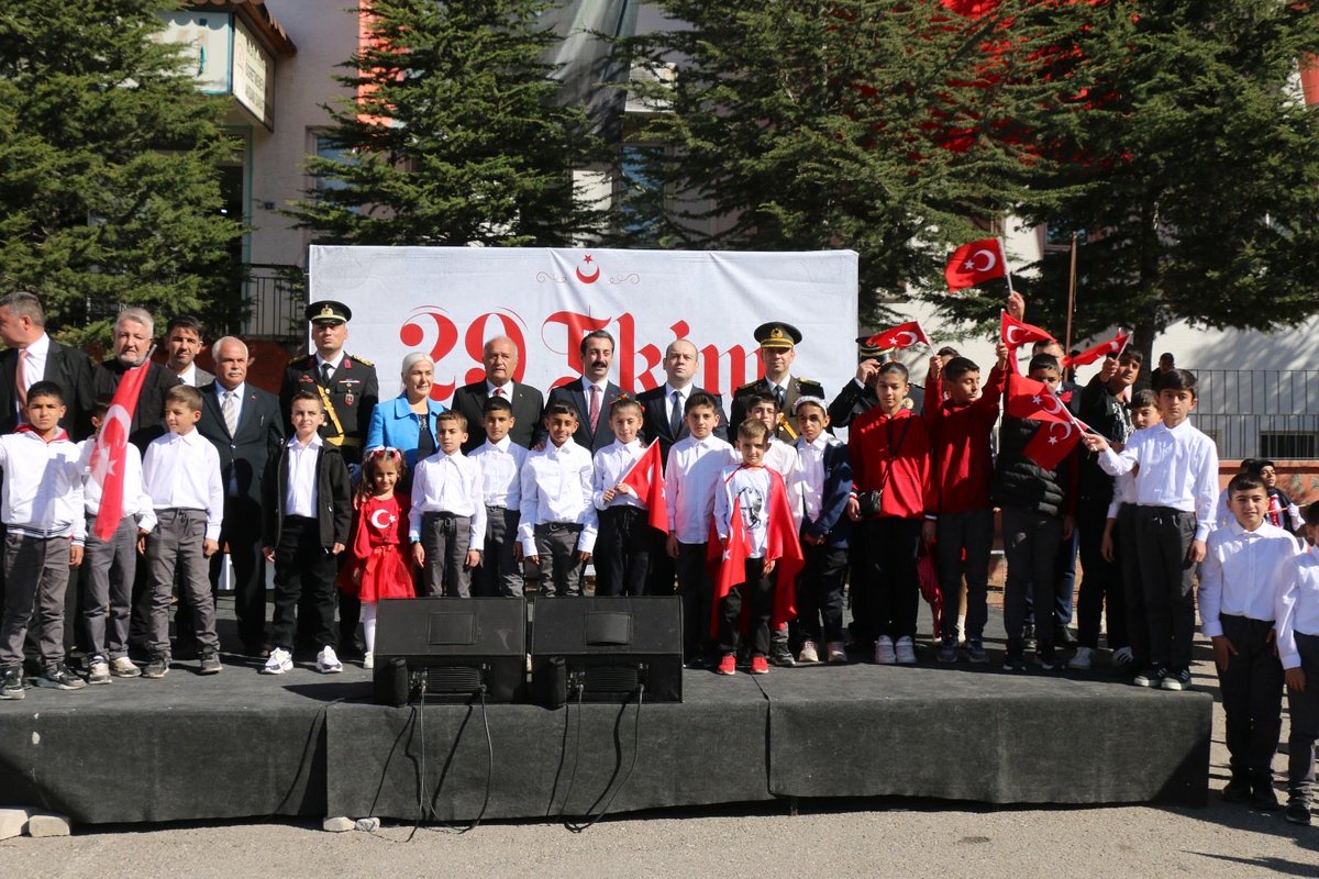 Buram buram “Cumhuriyet” kokan Hekimhanımız’da Cumhuriyetimizin 102. Yılını büyük bir çoşkuyla kutladık.