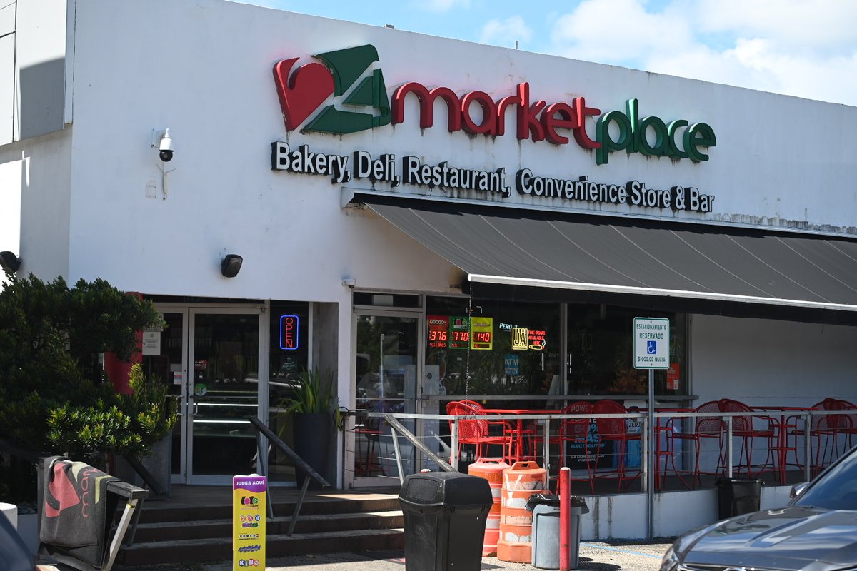 [AHORA] FBI anuncia arresto de dos empleados de carrera de Hacienda y varios comerciantes privados, entre ellos el dueño de 24 Marketplace en Hato Rey, por alegado esquema de fraude electrónico (borraban multas y eliminaban deudas ante Hacienda). 

Más en NotiCel.