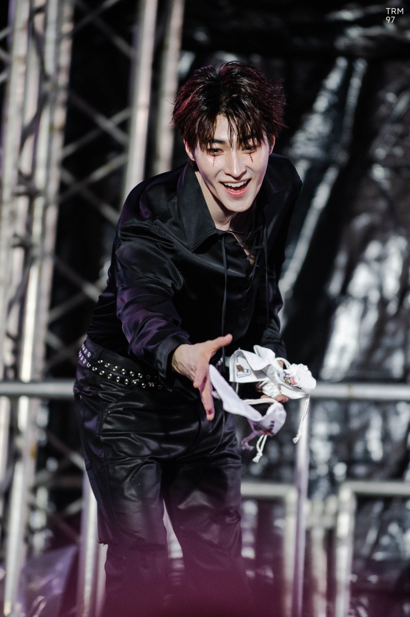 บุคคลที่เหมาะสมกับคำว่าเป็นแก้วเป็นแสงมากที่สุด สว่างจ้าจนตาจะบอด 👼🏻

#bluepongtiwat 
#SiamHalloween2025