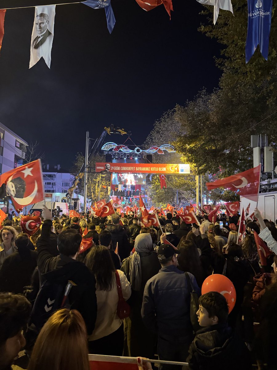 Caddenin farklı noktalarından bildiriyorum; tarihin en büyük fener alayı bu… Yaşasın Cumhuriyet…