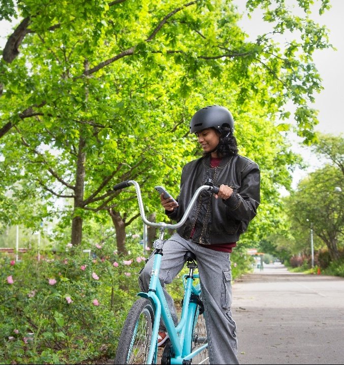 Koulut tuovat esille nyt sitä, että kännykkäkielto näkyy koukupäivän päättyessä, kun puhelimella on oltava sitten koulumatkat liikenteessä. Siinä koteihin sopiva pohdinnan aihe liikennekasvatukseen omille mussukoille. 

Kuva: <a href="/Liikenneturva/">Liikenneturva</a> / Kaisa Tanskanen
