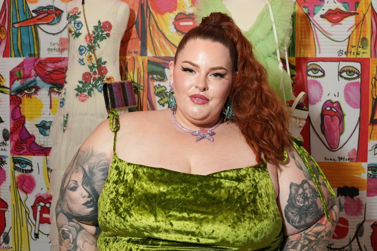 Independent's tweet image. Tess Holliday claims a United Airlines flight attendant told her to ‘lose weight’ independent.co.uk/life-style/tes…
