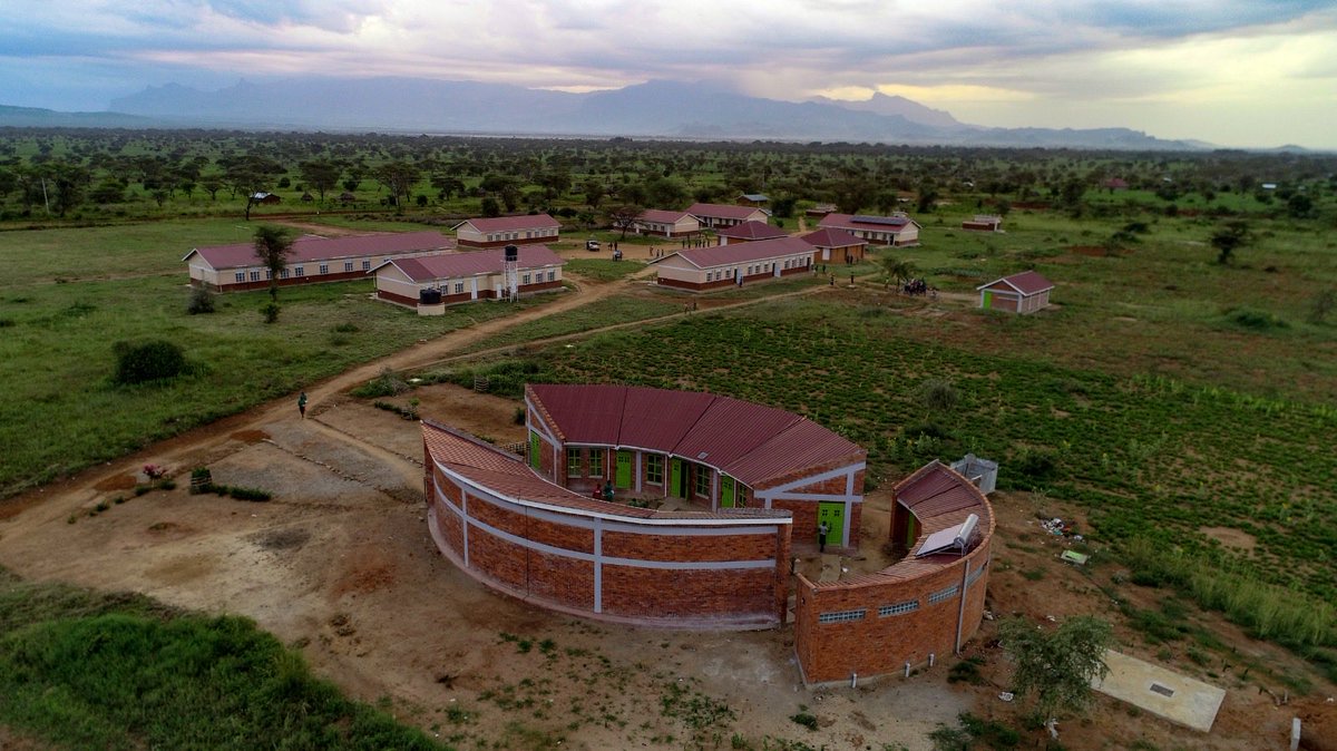 KagutaMuseveni's tweet image. In my remarks in Lolachat, Nabilatuk district, I reiterated the NRM pride that is Karamoja’s transformation. Maama Janet and I were  welcomed by students and staff of Lolachat seed secondary school, one of 20 government  schools providing education at primary and secondary…