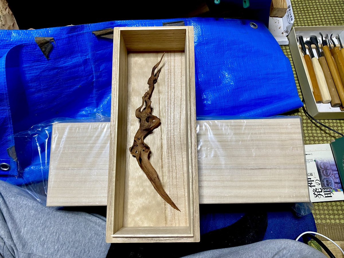 木学<a href="/kigaku_xylology/">木学</a> は今週の土曜日迄。沢山の方々にお越し頂き感謝しかありません。
次の展示<a href="/S_Rgallery/">S_R gallery</a> の作品『狐火』が完成。狐火の箱とその次の展示の作品用の箱も手に入り、着々と進んでいます。
しかし物凄いスピードで時間が経っていく…。起きたら講師業。皆様おやすみなさい💤