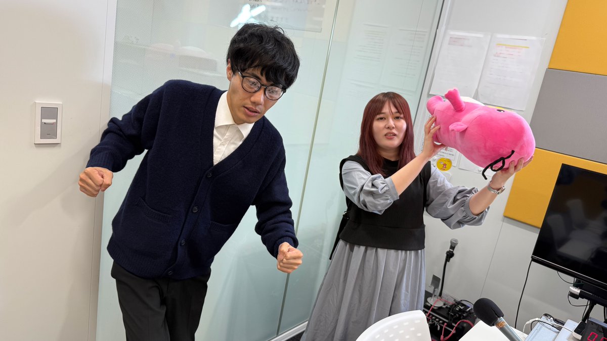 gacchanko1008's tweet image. #水曜がっちゃんこ
#カラタチ と #シンクロニシティ
大山の席に座る謎のピンク生物と、
西野の席に座るメガネの男の正体とは・・・！？

#がっちゃんこ #ABCラジオ
radiko.jp/share/?sid=ABC…