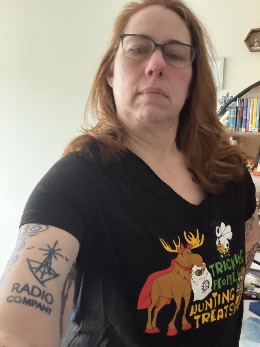 JulSPNForever67's tweet image. Too bad it’s a bit chilly to wear my @Stands Halloween shirt outside. But wait…. Thanks y’all! 🧡💜🖤🎃 Happy Spooky season!!