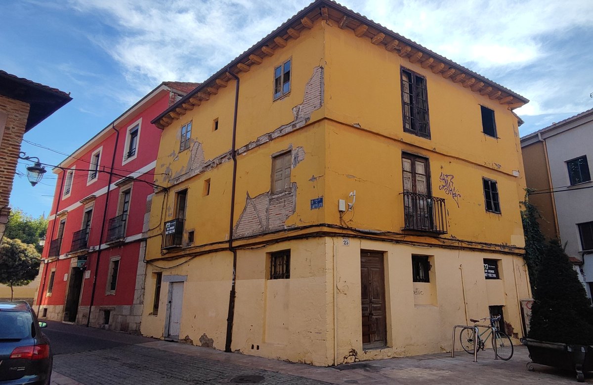 valhalex86's tweet image. Aprovechando mi última opinión en @ileoncom , voy a comentar otra cosa sobre el mismo tema. Y es que ha quedado que ni pintado, ya que paseando por la zona de San Pelayo, me volví, como siempre, a dar de bruces con esta casa (sigo)