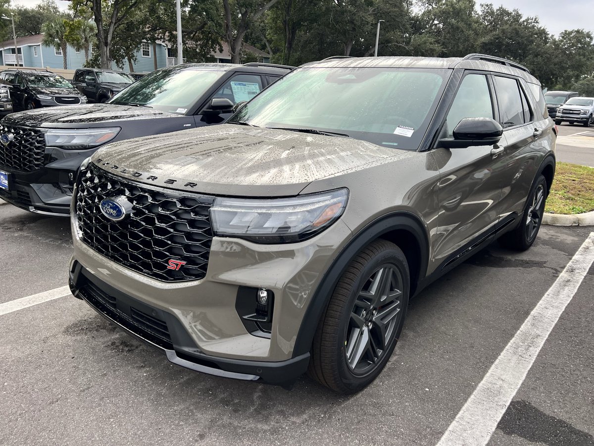 FordExplorer_ST's tweet photo. 2026 Ford Explorer ST in Marsh Gray. @Ford has removed too many good options for the same price tag. The color dont look bad in person though #ford #explorer #fordexplorerst #explorerst #FordPerformance #ecoboost #twinturbo #st https://t.co/3ixoMlhZjm