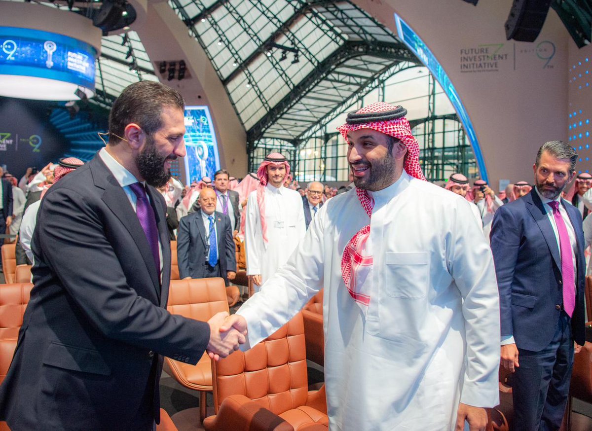 spagov's tweet image. سمو #ولي_العهد يشهد الجلسة الحوارية لفخامة رئيس الجمهورية العربية السورية في مؤتمر #مبادرة_مستقبل_الاستثمار.
#FII9
#واس