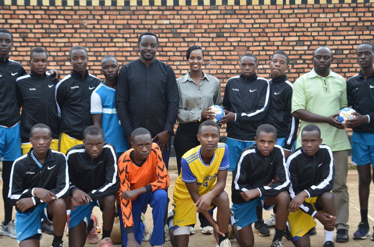 Rwanda_Sports's tweet photo. Mu rwego rwo gukomeza guteza imbere gahunda ya Isonga Program igamije gukuza impano z'abanyeshuri mu mikino inyuranye, Minisitiri @nmukazayire , yasuye amashuri: TTC de la Salle, GS Notre Dame du Bon Conseil mu Karere ka @GicumbiDistrict  na Nyagatare Secondary School mu Karere ka @NyagatareDistr .

 Ibi bigo by’indashyikirwa byemejwe nk’ibizakira Icyiciro cya Kabiri cya Isonga Program. Mu bikorwa biteganyijwe harimo kubaka ibibuga  bijyanye n'igihe no kuvugurura ibisanzwe bihari.

#RwandaSports