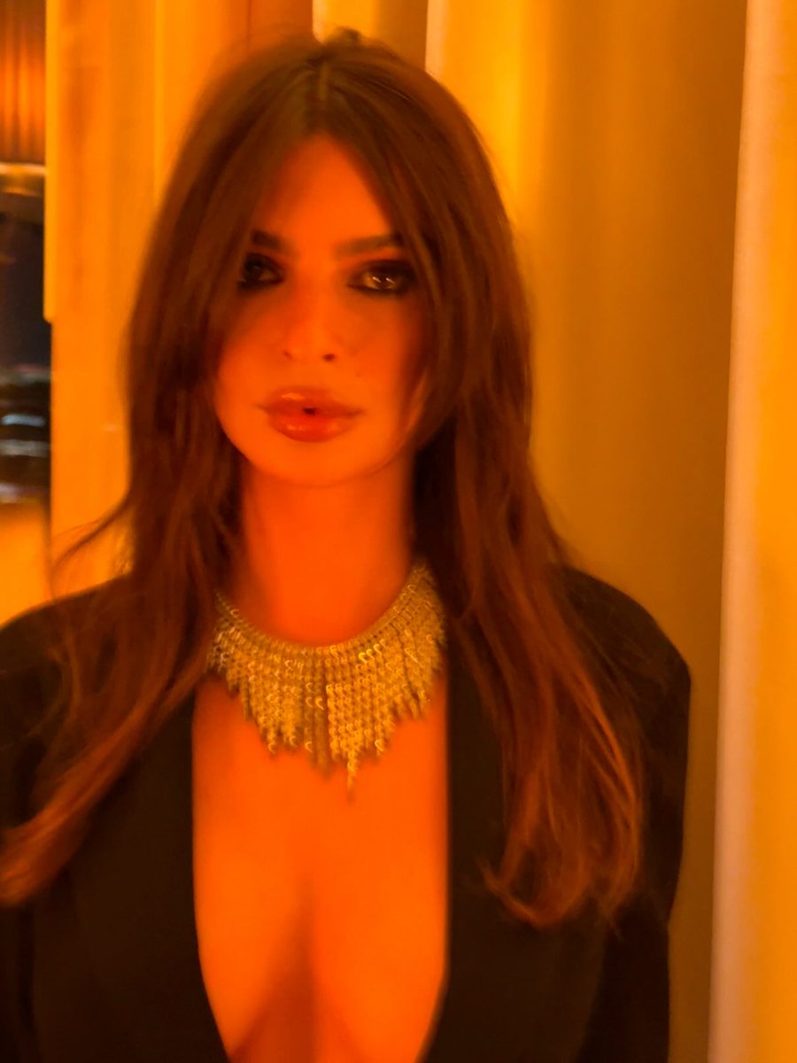 La sublime princesse Emily Ratajkowski