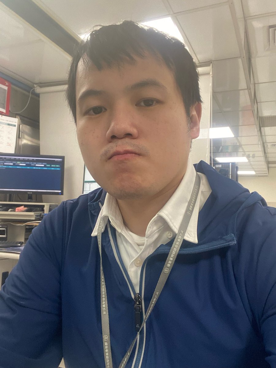 天氣開始變冷了
第一次穿這件
還有手機拍出了怎麼像是起大霧