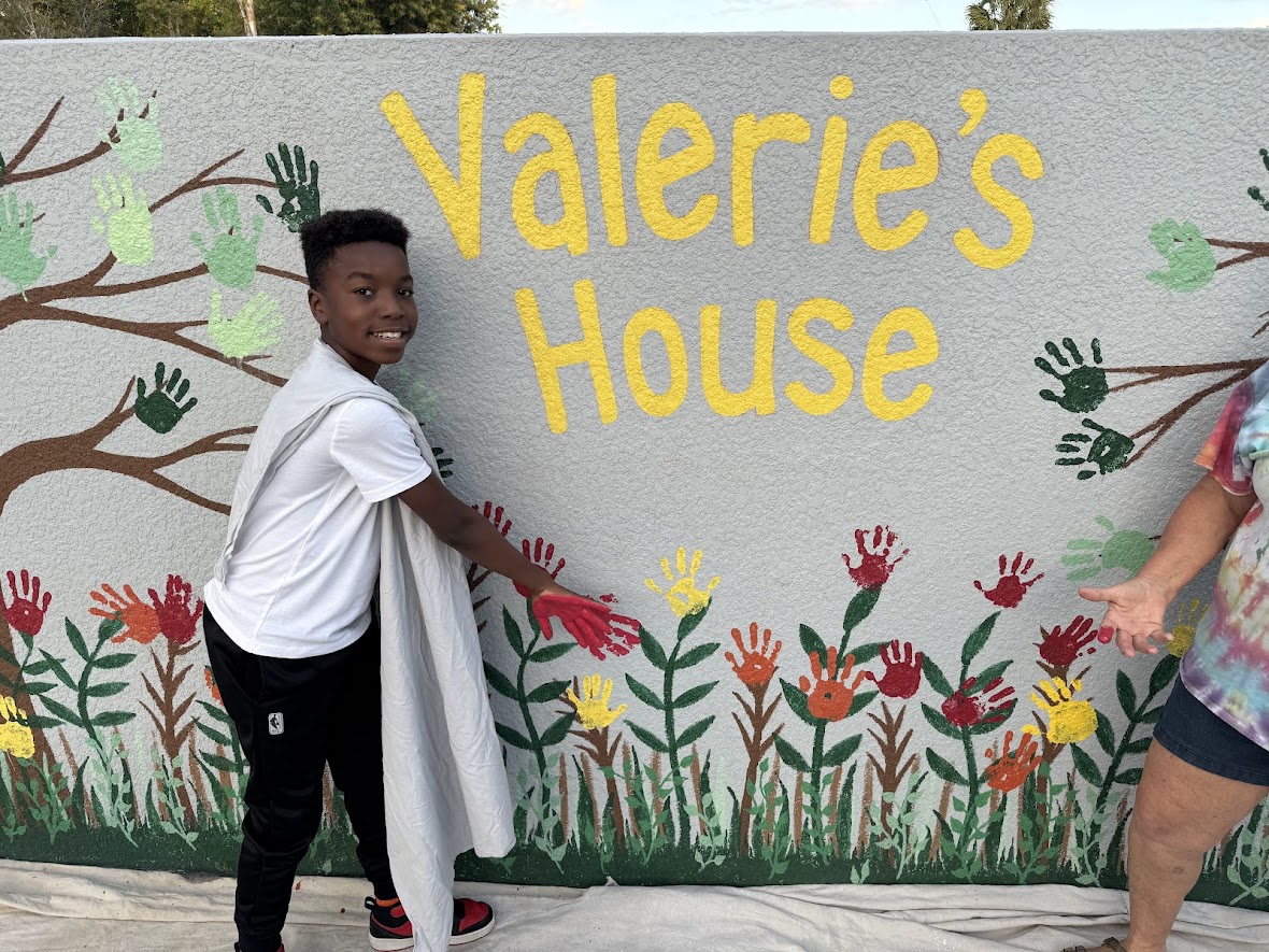 valerieshousefl's tweet image. Every child leaves their mark at Valerie’s House — some as leaves, others as flowers on our mural. 💛

Thank you to Terri &amp;amp; Larry Roberts, Valerie’s House Friends Sponsors of our 2025 Sunset Soirée, for helping five grieving children leave their marks too. 🦋 #FamilyIsForever