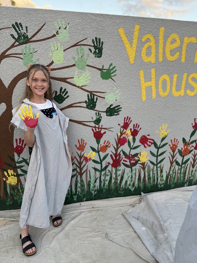 valerieshousefl's tweet image. Every child leaves their mark at Valerie’s House — some as leaves, others as flowers on our mural. 💛

Thank you to Terri &amp;amp; Larry Roberts, Valerie’s House Friends Sponsors of our 2025 Sunset Soirée, for helping five grieving children leave their marks too. 🦋 #FamilyIsForever