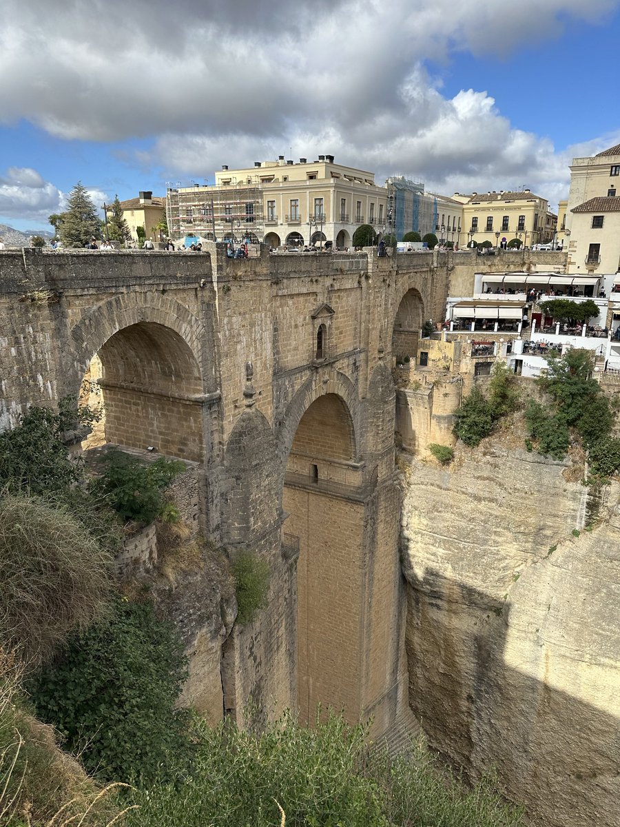 Ronda, con su majestuoso Puente Nuevo, ofrece unas vistas de vértigo al desfiladero del Tajo que te dejarán sin aliento. Este pueblo andaluz es una joya histórica donde cada rincón cuenta historias fascinantes. ¡Tienes que visitarlo! #Ronda #PuenteNuevo #Andalucía #Viajes