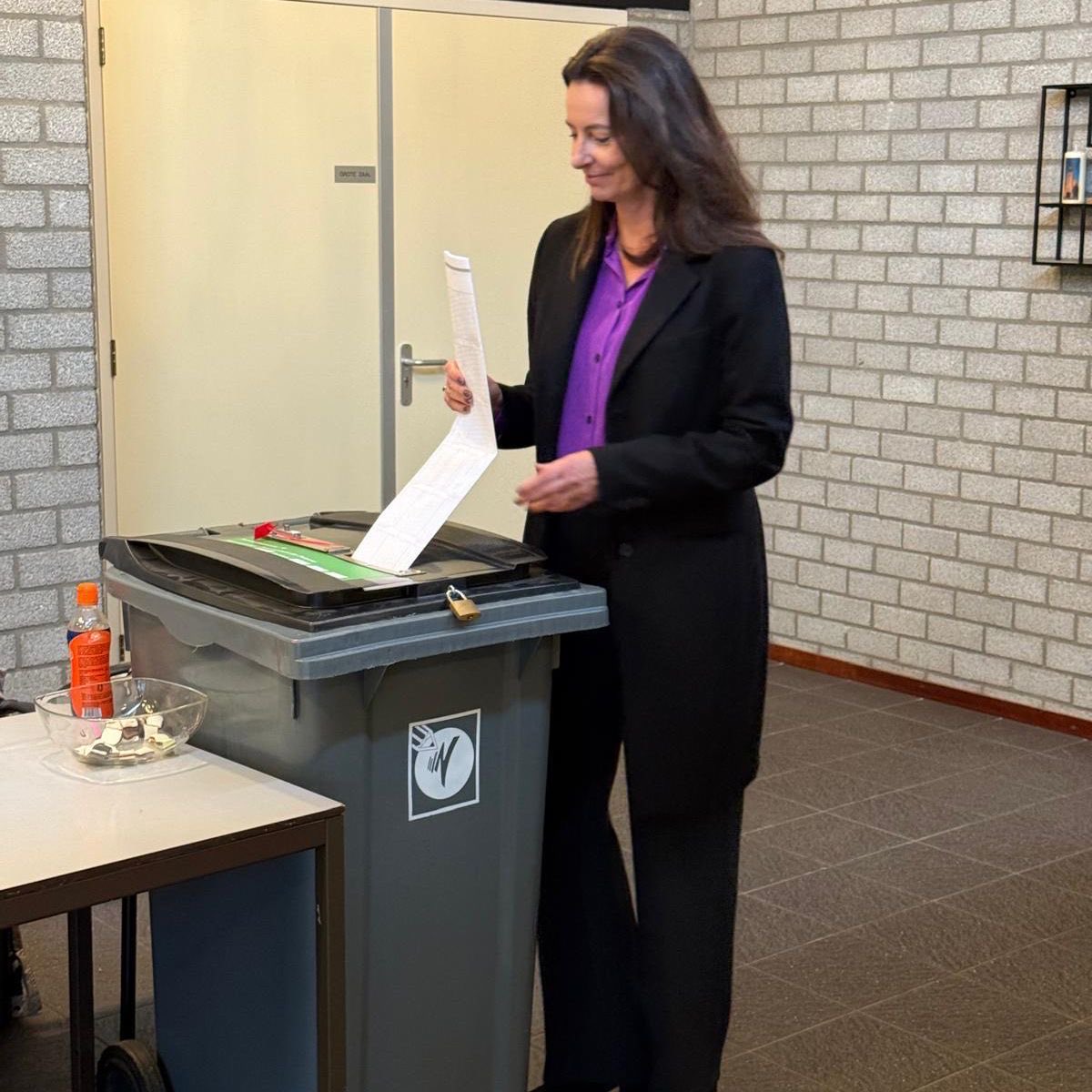 NwSocContract's tweet photo. Nieuw Sociaal Contract staat voor een andere politiek. Voor een transparante overheid, voor een dienstbare overheid.
Heb jij nog niet gestemd vandaag? Stem NSC, lijst 4. #stemnsc #verkiezingen2025 https://t.co/DCzSUVMXbI