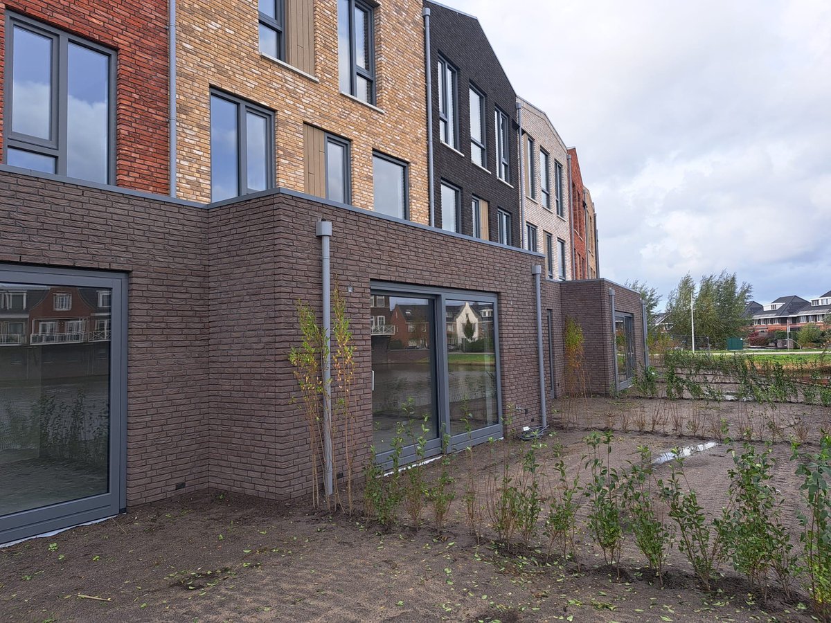 Eilandwonen | Oplevering eerste woningen🔑
Gisteren zijn de eerste woningen van het project in Gouda officieel opgeleverd en hebben de trotse kopers van de prachtige kadewoningen hun sleutels in ontvangst genomen.