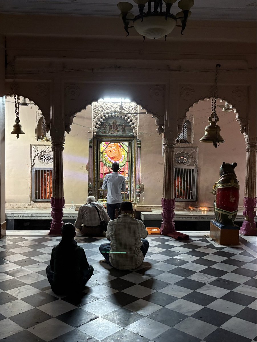 nisheets's tweet photo. दर्शन: श्री बड़ा गणेश जी, काशी 

( स्वयंभू त्रिनेत्रधारी; काशी खंडोक्त; काशी के रक्षक सेनापति काशी कोतवाल कालभैरव जी ने भगवान “बड़ा गणेशजी” से ही ��नुमति लेकर काशी की सुरक्षा का दायित्व निभाना शुरू किया था)

#Bade #GaneshJi #Kashi 
#wednesdaymotivation 
#Meditation #Spaces 🛕 https://t.co/05YU58jYda