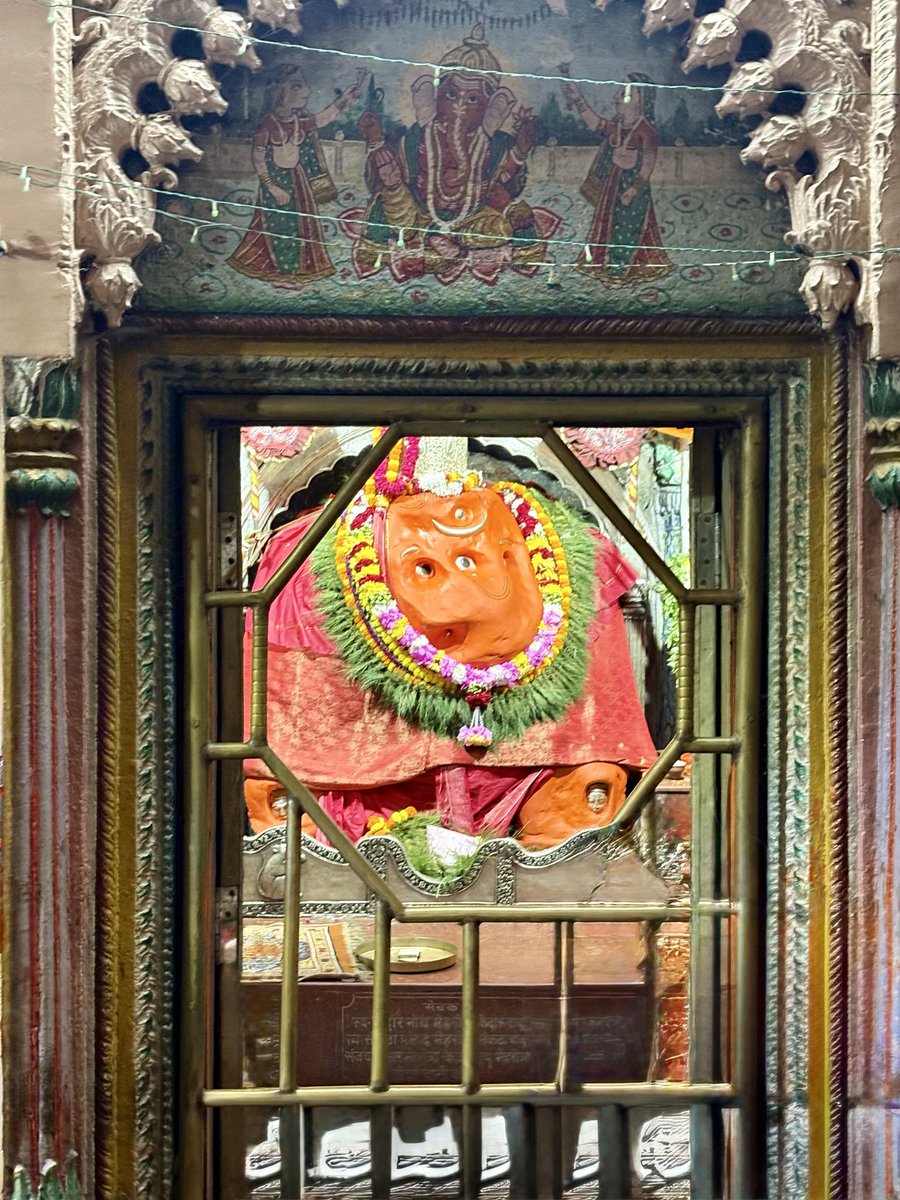nisheets's tweet photo. दर्शन: श्री बड़ा गणेश जी, काशी 

( स्वयंभू त्रिनेत्रधारी; काशी खंडोक्त; काशी के रक्षक सेनापति काशी कोतवाल कालभैरव जी ने भगवान “बड़ा गणेशजी” से ही ��नुमति लेकर काशी की सुरक्षा का दायित्व निभाना शुरू किया था)

#Bade #GaneshJi #Kashi 
#wednesdaymotivation 
#Meditation #Spaces 🛕 https://t.co/05YU58jYda
