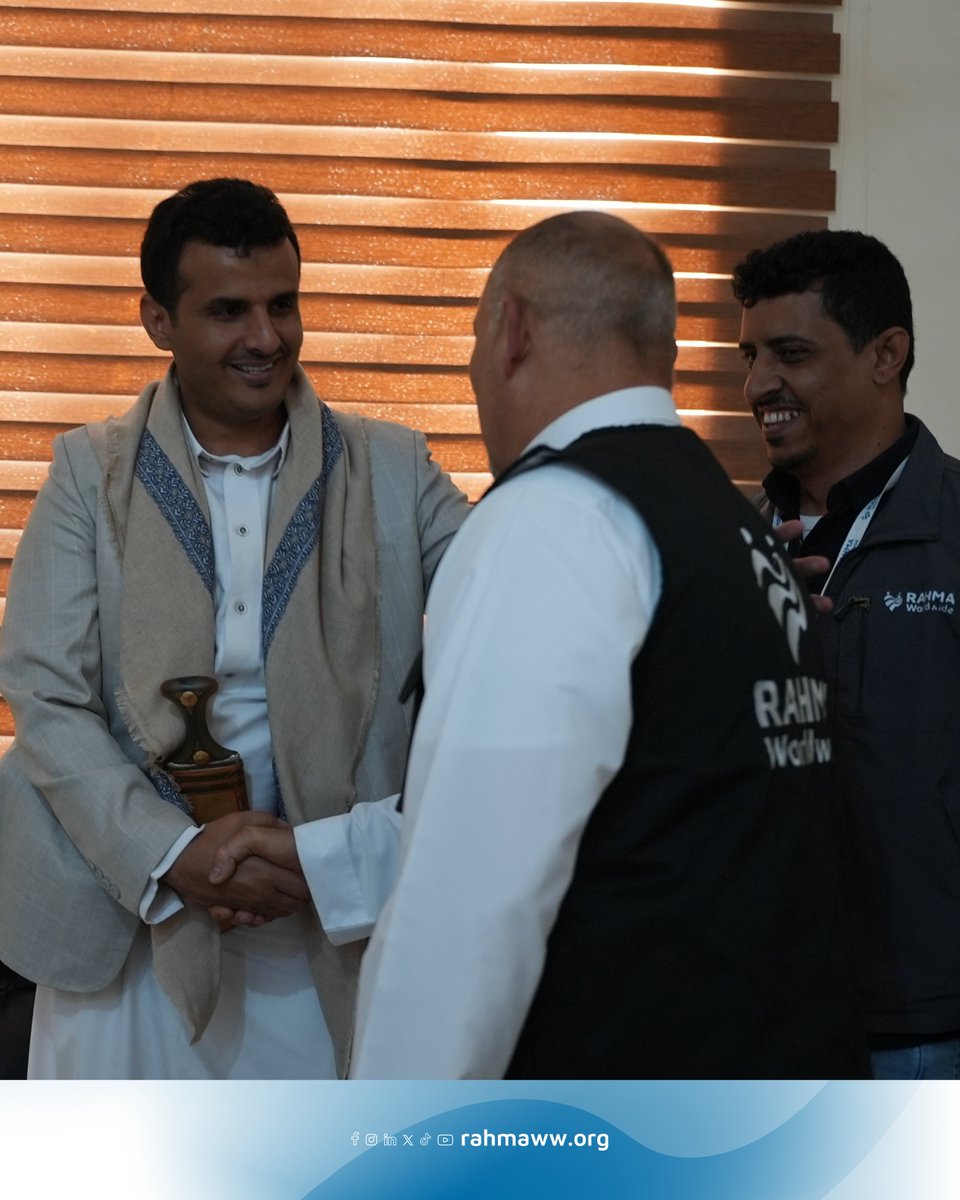 rahmaworldwide's tweet photo. Rahma Worldwide conducted a visit to the Executive Unit for IDPs, where the delegation met with Mr. Saif Muthanna, Director of the Unit, to discuss the growing humanitarian needs amid the increasing number of displaced families in camps. 
.
.
#RahmaWorldwide #Yemen https://t.co/wIWVCbuikK