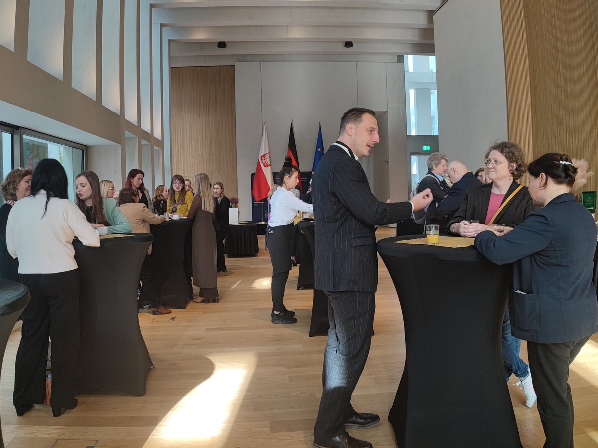 Spotkania z Polonią w Londynie  z Wielkiej Brytanii i w Berlinie z Polonią z Niemczech. Rozmowy o sytuacji Polonii, o powrotach do Polski, o bieżących problemach i wspólnych projektach na przyszłość 🇵🇱🙂
#madebypolonia #sercedlapolonii #polonia #odraniemen