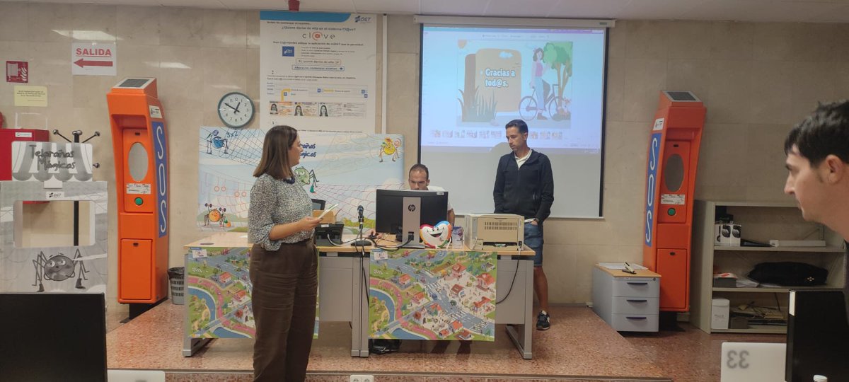 DGTes's tweet photo. 🚦 La #JPT #Murcia acogió el pasado lunes la jornada de puertas abiertas del #ProyectoSTARS 2025/26 para las escuelas de primaria, donde se presentaron los recursos de la #DGT para el desarrollo de la #EducaciónVial. Al encuentro acudieron 25 centros de toda la región. 👏 https://t.co/IXzH75t7Sq