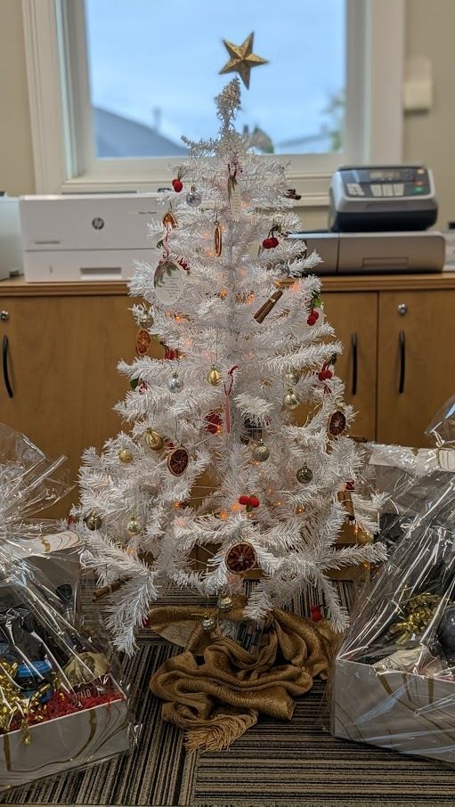DonaldJMedeiros's tweet image. Our “Christmas with a Manhattan” tree is ready for the Forever Paws Festival of Trees! 🍸🎄
Gift baskets filled with cocktail goodies + a cause that helps pets find forever homes. 🐾❤️
buff.ly/HIs3ZL6

#FestivalOfTrees #ForeverPaws