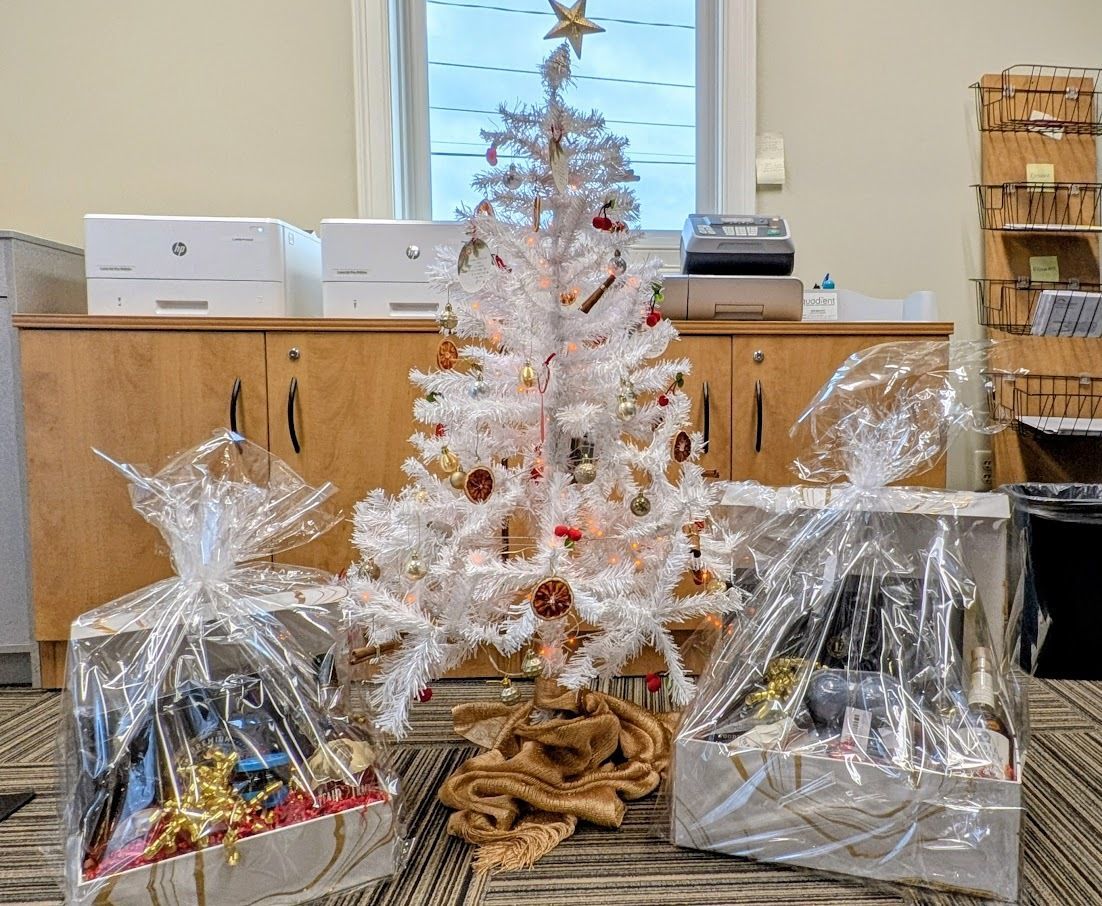 DonaldJMedeiros's tweet image. Our “Christmas with a Manhattan” tree is ready for the Forever Paws Festival of Trees! 🍸🎄
Gift baskets filled with cocktail goodies + a cause that helps pets find forever homes. 🐾❤️
buff.ly/HIs3ZL6

#FestivalOfTrees #ForeverPaws