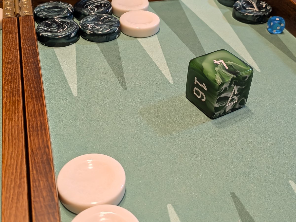 boxgmn's tweet image. ダブリングキューブを買いました。というのも、前回のBMABチャレンジの試合でkifu.meが誤認識して、本来は正しいキューブアクションが780点の巨大ブランダーになり失神しかけたためです（それ以外は誤認識なし）。大きめのキューブが良いとのことですが、これで大丈夫かな。