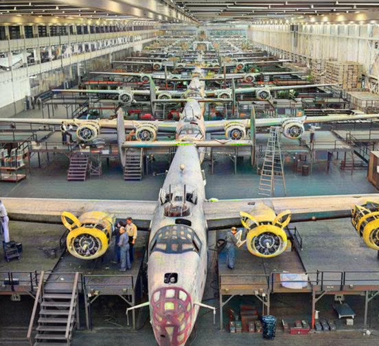 За 1940 рік американці почали будівництво 784 нових заводів, і більшу частину з них завершили вже наступного року.

На першому етапі були необхідні заводи по виробництву спеціалізованих верстатів для оброблення деталей і матеріалів: для свердління, точіння, різання, фрезерування,