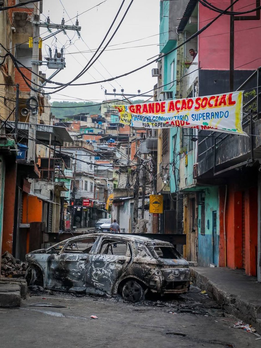 newsandufology's tweet image. ⚠️O clima é de tensão total na região dos Complexos do Alemão e da Penha! Diversas escolas suspenderam as aulas, postos de saúde e clínicas estão com atendimento interrompido. 😔🇧🇷 🕊️ . #cotidiano #favela #riodejaneiro